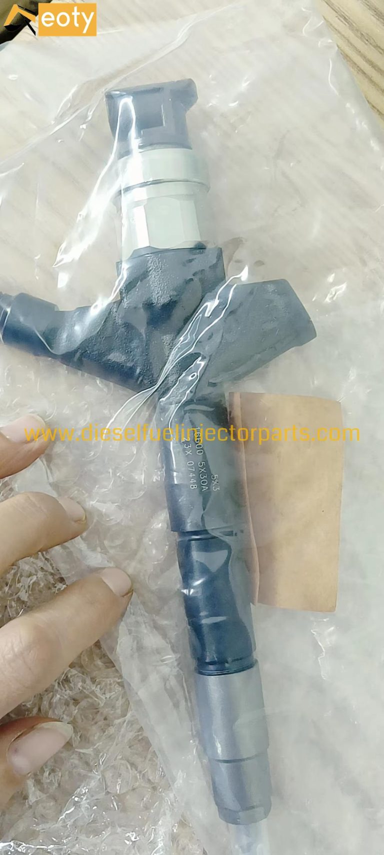 Common Rail Fuel Injector 295050-1050 16600-5X30A for Nissan YD25 Engine
